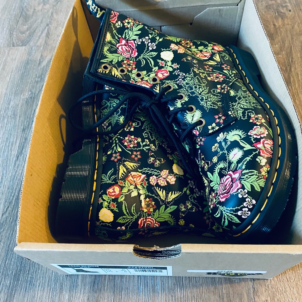 Dr. Martens, 1460 Women's Floral Bloom Leather Lace Up Boots in Black 8.5